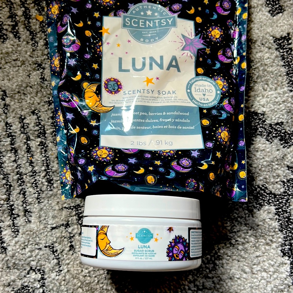 Scentsy lot of 2, Luna scent comes with scentsy soak and sugar scrub